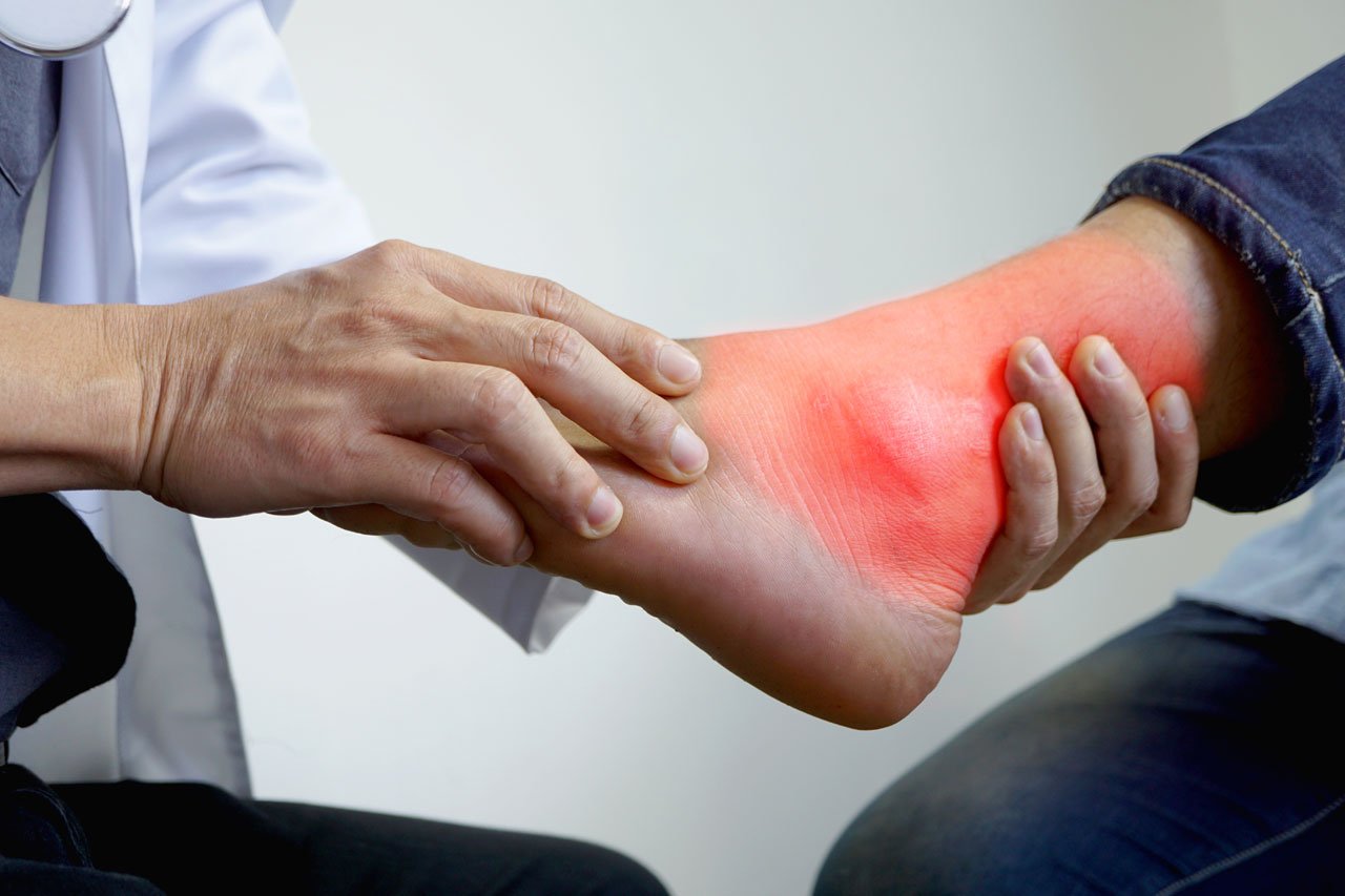what are the causes and symptoms of charcot foot
